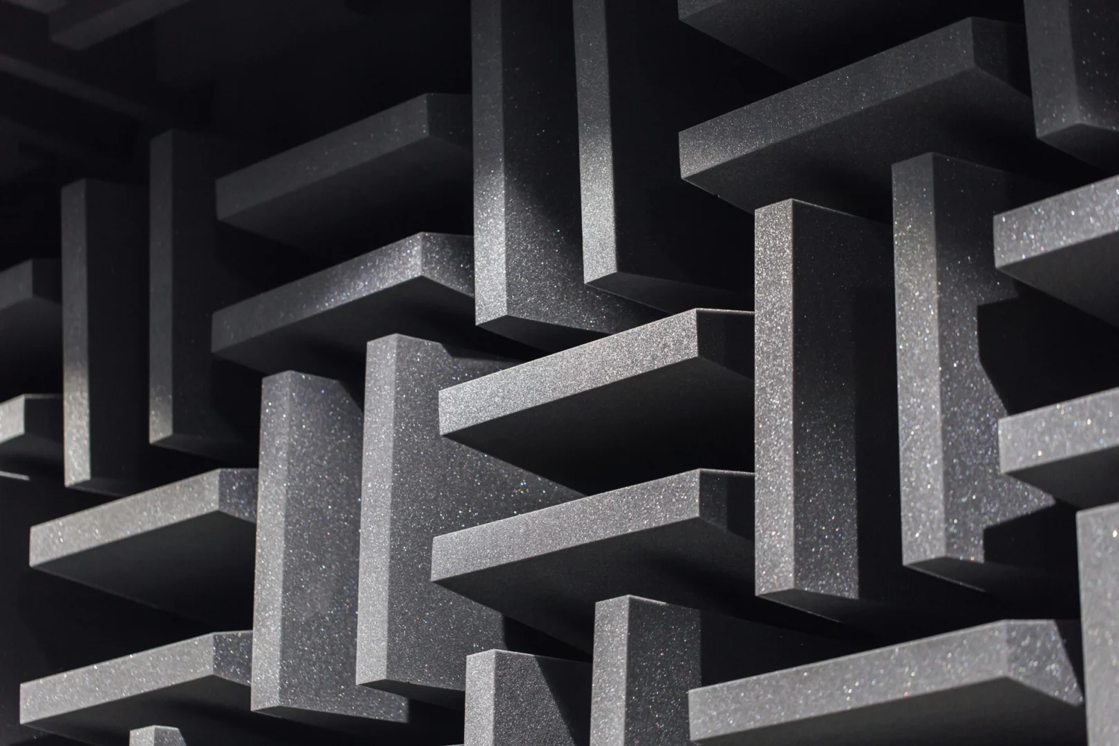 Panneaux acoustiques en mousse absorbante pour optimiser l'isolation phonique et réduire la réverbération sonore